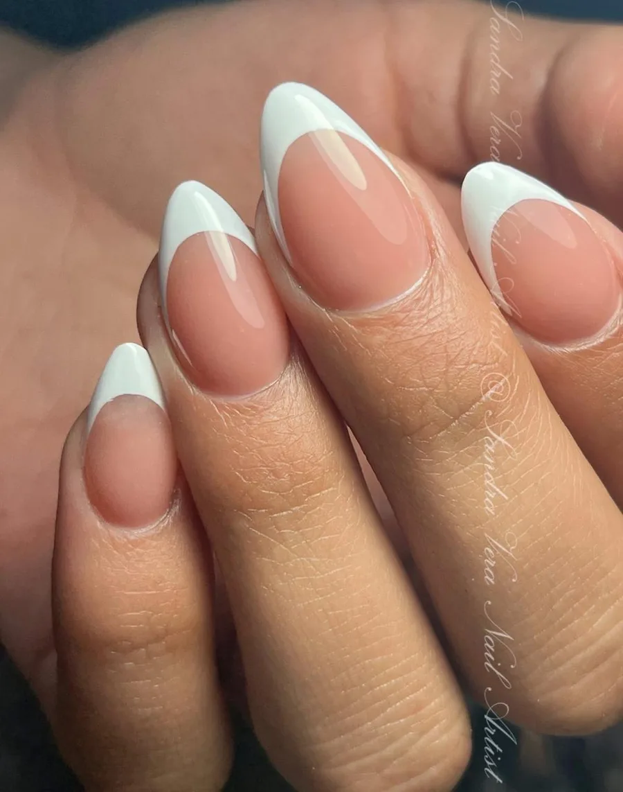 Uñas almendradas con French blanco de precisión