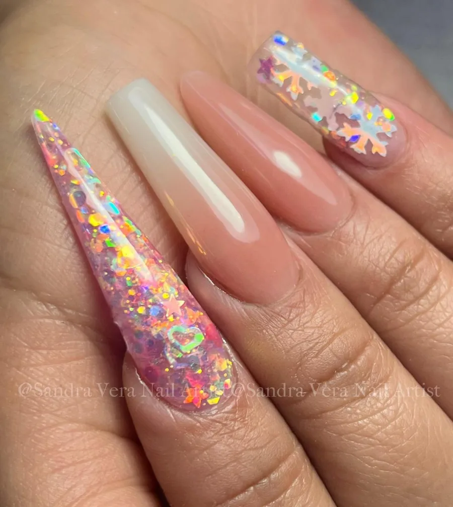 Uñas acrílicas nude y rosa con encapsulados