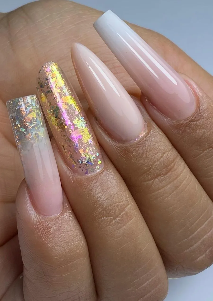 Estructuras largas en nude con encapsulado dorado