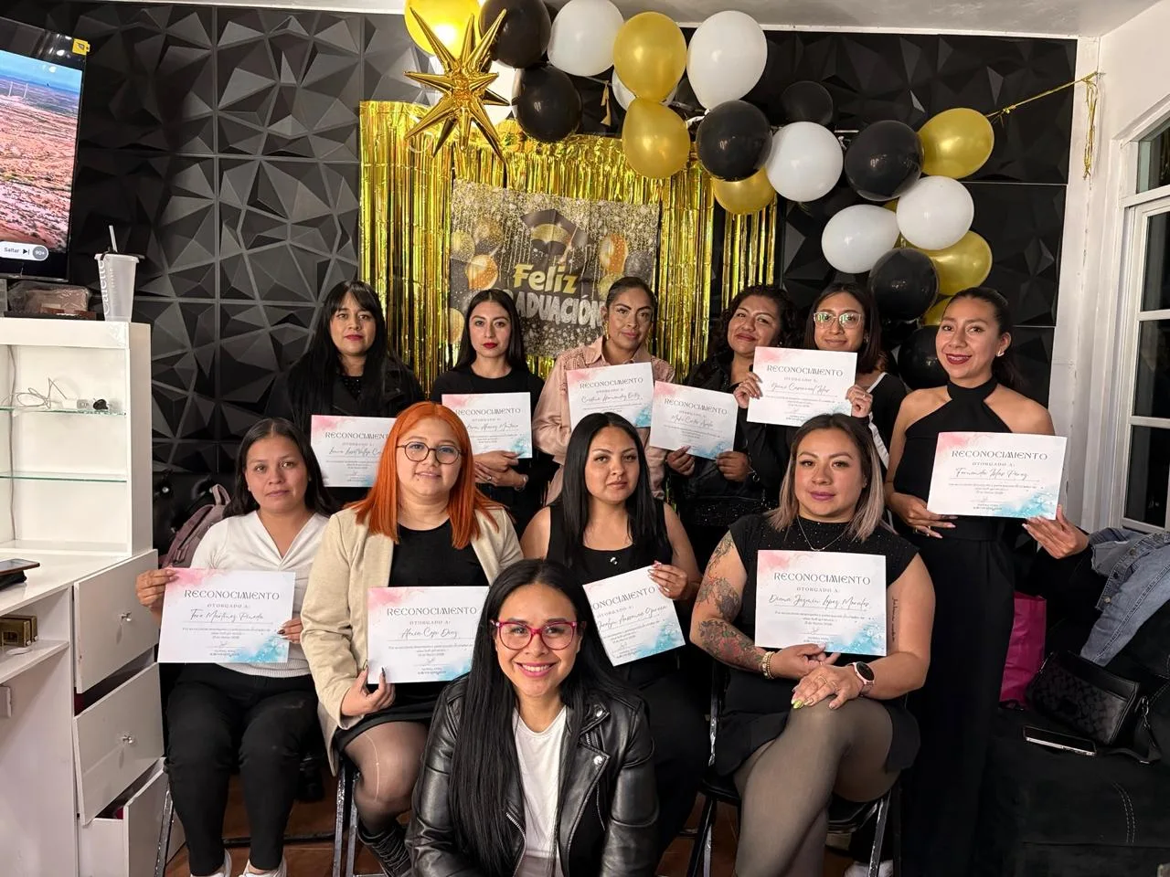 Sandra Vera con alumnas al concluir su capacitación