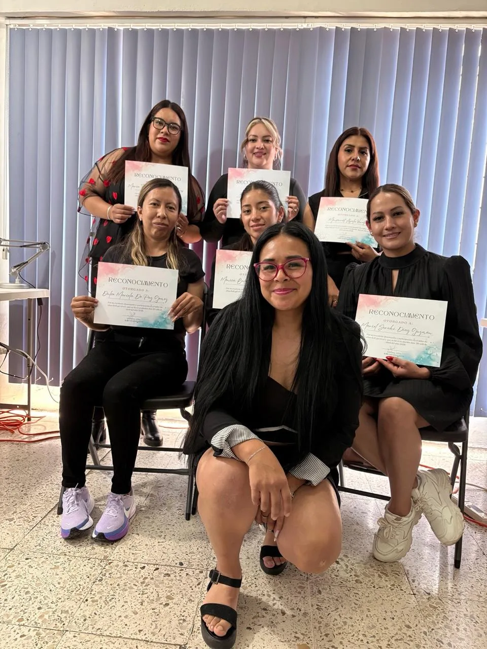 Sandra Vera acompañada por alumnas con sus reconocimientos